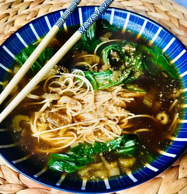 Bouillon de pak-choï, champignons et vermicelles de riz