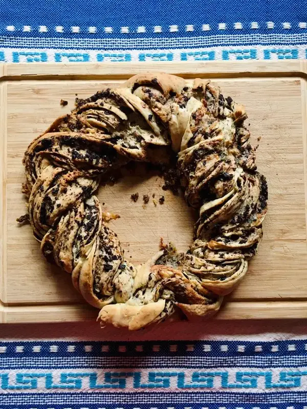 Couronne tressée au romarin, olives et roquefort
